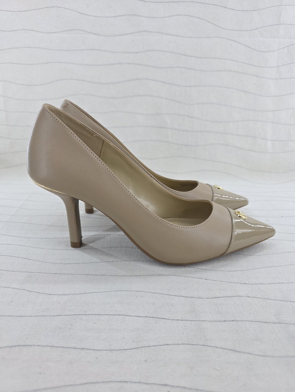 Michael Kors Womens Beige Faux Leather Pumps Pointed Toe Gold Logo Accent Size 7